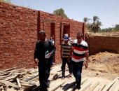 صور .. رئيس مركز باريس يتفقد مشروع منازل سترة للحالات الأولى بالرعاية   