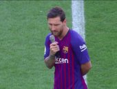 ميسي يعد جماهير برشلونة بدورى أبطال أوروبا هدية شارة القيادة..فيديو