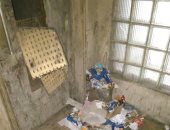 صور.. قارئ يشكو من القمامة داخل عمارة الثغر الشهيرة بالإسكندرية 