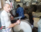 صور.. ازدهار مهنة "سن السكاكين" مع اقتراب موسم عيد الأضحى بدمياط