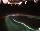 رائد فضاء يلتقط صورة مذهلة للشفق القطبى الشمالى من داخل محطة الفضاء