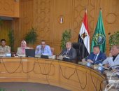 محافظ الإسماعيلية يناقش آليات الخطة التنفيذية لمحو أمية 10 آلاف سيدة من المستحقات لصرف معاش تكافل وكرامة 