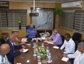 محافظ أسوان يوجه المرور والمرافق بالتعامل بحزم مع عربات نباشى القمامة