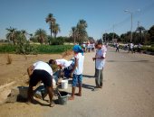 صور.. 60 شابا بمدينة الطود يشاركون فى مبادرة "شارك نظف" لتجميل الشوارع