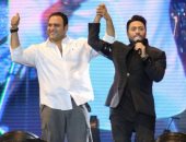 فيديو و صور.. تامر حسنى يغنى مع أكرم حسنى وأشرقت متسابقة ذا فويس "صيف يا صيف"