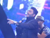 تامر حسنى يتألق بأغنية "عيش بشوقك " ويصعد على خشبة المسرح بسيارة 