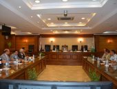 محافظ الجيزة يناقش معوقات مشروعات المياه والصرف الصحى بالحوامدية والبدرشين