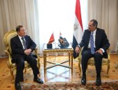 القاهرة وبكين.. استثمارات وتعاون وملفات آخرى.. سفير الصين يلتقى وزيرى الاستثمار والاتصالات قبل أجازة العيد.. "آى قواه" يشيد ببرنامج الإصلاح ويعد بمزيد من الاستثمارات.. وبرنامج تعاون فى "الأمن الإلكترونى" قريباً