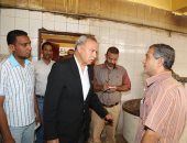 محافظ قنا يقود حملة مبكرة على الأسواق لمراقبة حركة البيع والشراء