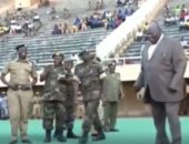 فيديو .. "ما يقع إلا الشاطر".. وزير أوغندى يسقط أرضًا بعد ركله الكرة فى افتتاح ملعب جديد