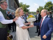 صورة وزيرة خارجية النمسا تنحنى أمام بوتين خلال حفل زفافها تثير ضجة