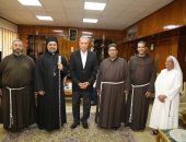 محافظ قنا يستقبل الأنبا عمانوئيل ويطمئن على مصابى حادث "طريق قنا - سفاجا"