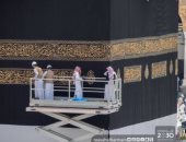 الكعبة تستعد لارتداء كسوتها الجديدة.. أمير مكة يسلمها نيابة عن خادم الحرمين
