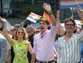 فيديو وصور.. رئيس وزراء كندا وزوجته يقودان مسيرة لدعم المثليين
