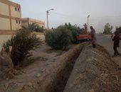صور- تدعيم خط مياه قرى عزب القصر ومد خط فايبر لمدرسة غرب الموهوب بالداخلة