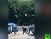 فيديو.. رجل شبه عار يشبع 4 رجال شرطة أمريكيين ضربا بالشارع