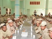 صور.. محافظ سوهاج ومدير الأمن يشاركان المجندين إفطار جماعى بمناسبة العيد