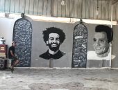 صور.. رسام شاب يجمع مشاهير المصريين فى جدارية بطول 25 مترا
