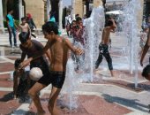 صور.. أطفال يحولون نافورة حديقة الأزهر لحمام سباحة والأمن يحاول منعهم