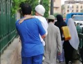 "فيها حاجة حلوة".. طبيب بمستشفى الحسين الجامعى يحمل طفل مريض لصلاة العيد