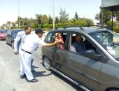 صور.. شرطة محور قناة السويس توزع الورود على المواطنين بنفق الشهيد أحمد حمدى