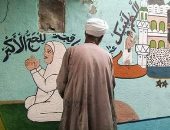 عيد السلواوى أشهر فنانى رسومات الحج يقضى العيد "على السقالة" لتزيين بيوت الحجاج