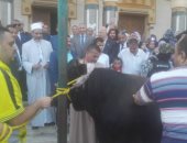 صور.. محافظ بنى سويف ومدير الأمن يشهدان ذبح أضحية العيد بمسجد عمر 