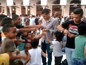 شباب يوزعون البلالين والفشار على الأطفال بساحة الأزهر احتفالا بالعيد