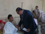 محافظ الفيوم يزور مرضى المستشفى العام لتهنئتهم بعيد الأضحى.. صور