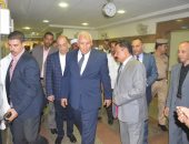  صور .. محافظ الوادى الجديد يهنئ قوات الأمن والمرضى بعيد الأضحى المبارك