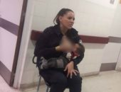 الأمن الأرجنتينى يكرم شرطية أرضعت طفلا جائعا خلال مرورها فى مستشفى