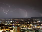 صور.. البرق يضرب مدينة زيورخ فى سويسرا