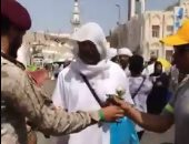 شاهد.. رجال الأمن السعودى يودعون حجاج بيت الله الحرام المتعجلين بالورود