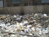 القمامة والنفايات تحاصر الشارع الجديد ومدرسة إبتدائية بشبرا الخيمة   