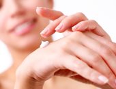 وصفات طبيعية لترطيب اليدين.. "دلعيها بعد شغل العيد"