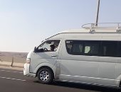 فى غياب الرقابة المرورية.. طفل يقود سيارة ميكروباص بطريق القاهرة العين السخنة