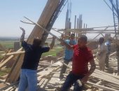 إزالة دور مخالف بأحد العقارات بمدينة أخميم وإحالة صاحبه للنيابة  