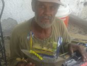 "عم محمد "..رجل بسيط بدرجة فنان يصنع سفن كرتونية على الرصيف بالشرقية