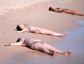 صور.. إقبال السياح على زيارة شواطئ الغردقة وسط أجواء أمنية ومناخية ممتعة