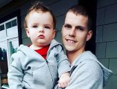 فيديو وصور.. بعد استئصال ورم لطفل.. والده يسانده ويرسم وشم لنفسه مكان العملية