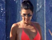 صور.. كورتنى كاردشيان مستمتعة بوقتها مع أصدقائها على الشاطئ 