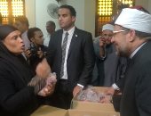 صور.. وزير الأوقاف يعطى إشارة البدء لتوزيع لحوم الأضاحى بالقاهرة والجيزة 