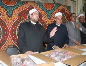 صور.. وزير الأوقاف يسلم سيدة على كرسى متحرك أول كيلو من لحوم الصكوك