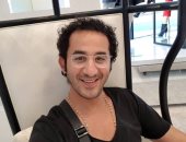 تعرف على سر ابتسامة أحمد حلمى أثناء الـ " شوبينج"