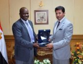 أشرف صبحى يستقبل وزير الشباب والرياضة السودانى