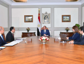 السيسى يبحث مع غادة والى استراتيجية برامج الحماية والتنمية الاجتماعية