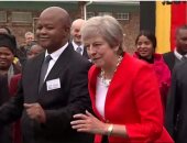 تيريزا ماى ترقص على الأنغام الإفريقية أثناء زيارتها لمدرسة بجنوب إفريقيا 