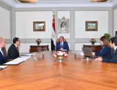 السيسي يستعرض استراتيجية عمل وزارة التضامن الاجتماعي.. الرئيس يوجه بالتركيز على مساعدة الفئات الأكثر احتياجاً فى التحول إلى العمل والإنتاج.. وتكثيف برامج التوعية الخاصة بالحد من الزيادة السكانية