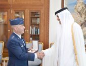 قطر تدفع ثمن الحماية.. تميم يمنح قائد القوات الجوية الأمريكية بالشرق الأوسط وسام شرف عسكرى
