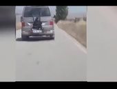 شاهد: فتاة تركية "مربوطة" بسيارة تسير بسرعة جنونية